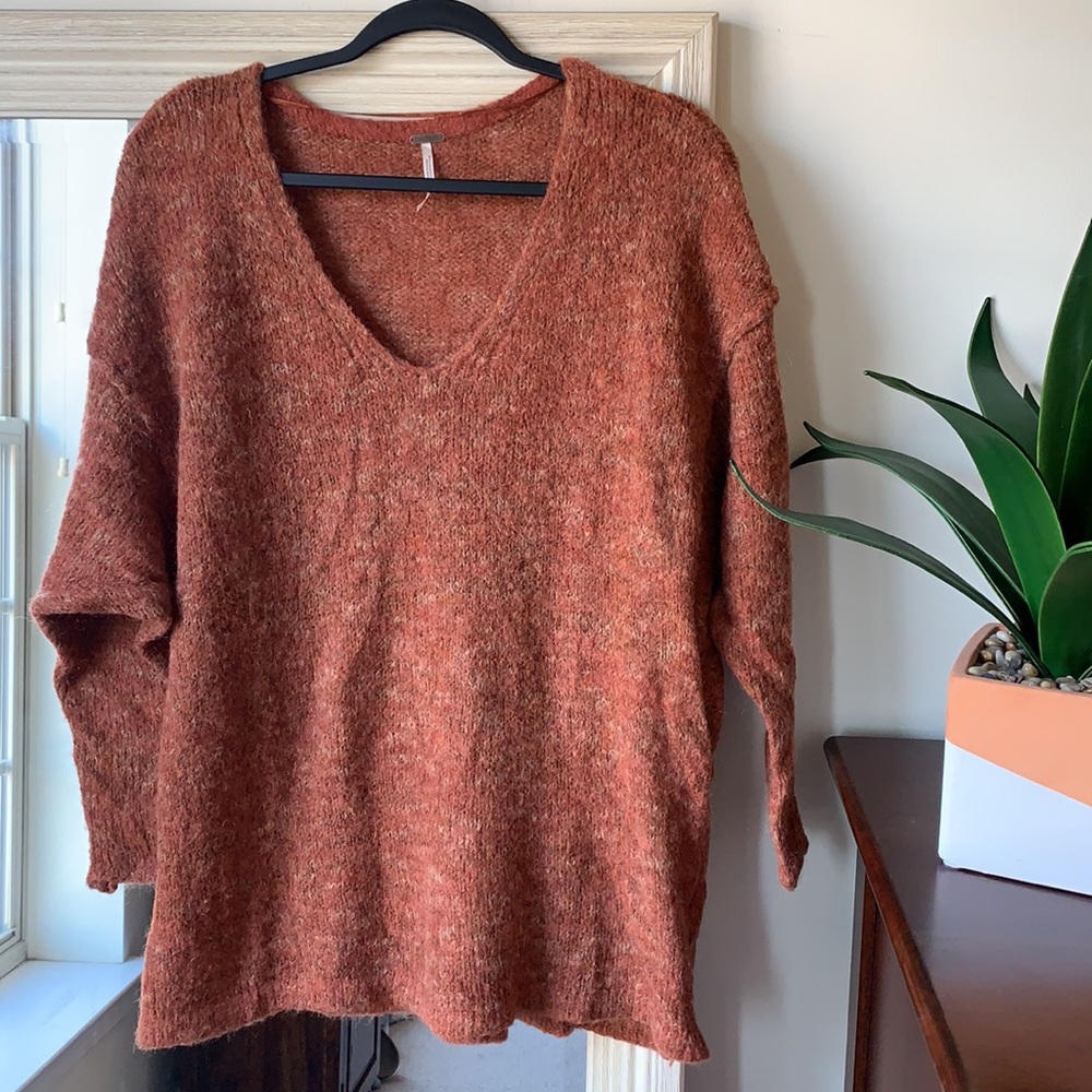 FREE PEOPLE burnt orange / rust colored sweater ✨